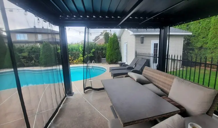 Rideaux moustiquaires sur mesure pour terrasse et balcon par Providence Morin